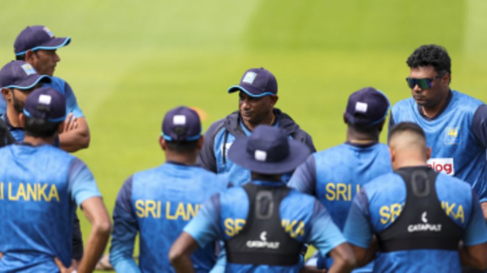 Sanath Jayasuriya talks to his Sri Lanka team before the second Test