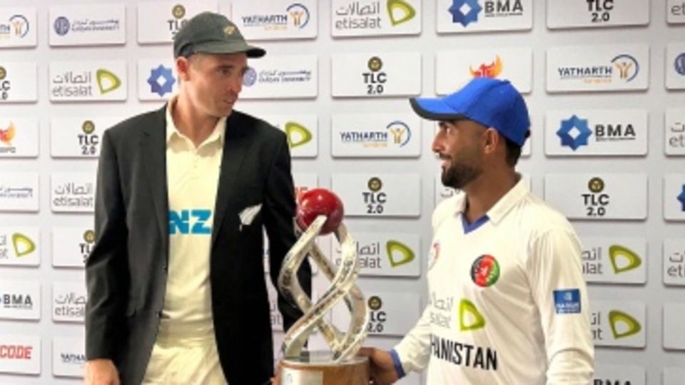 Tim Southee and Hashmatullah Shahidi have a chat at the trophy unveiling ceremony