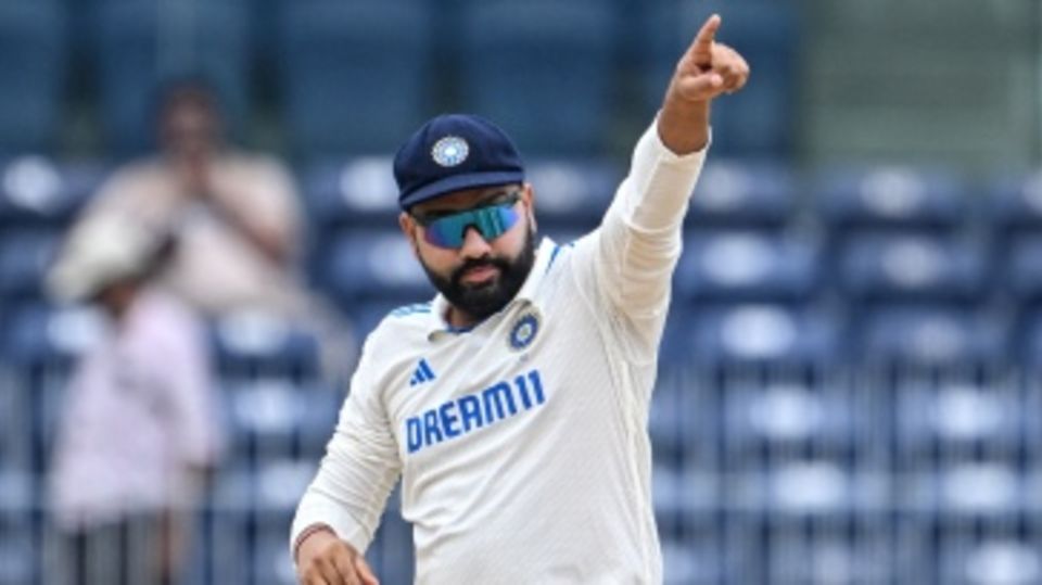 Rohit Sharma sets the field in the morning