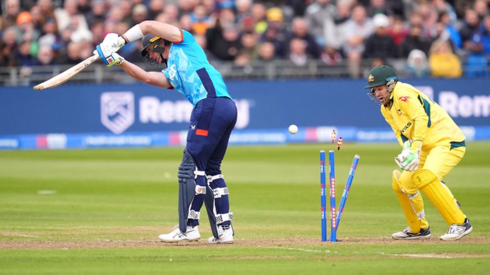 Jamie Smith was bowled by Glenn Maxwell