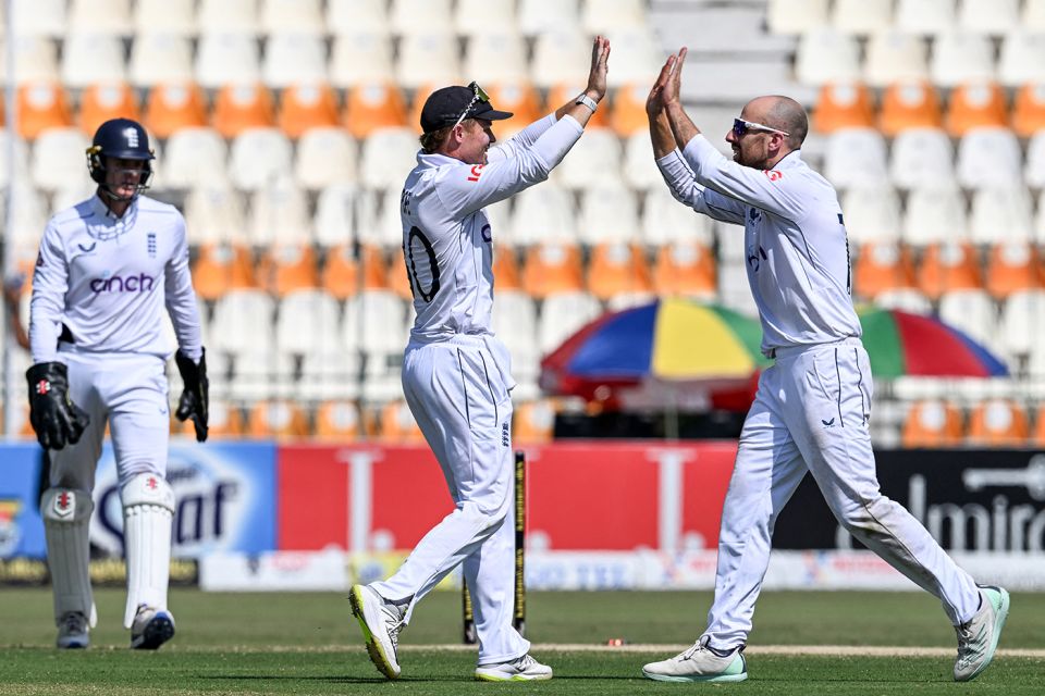 Jack Leach finished off Pakistan's resistance
