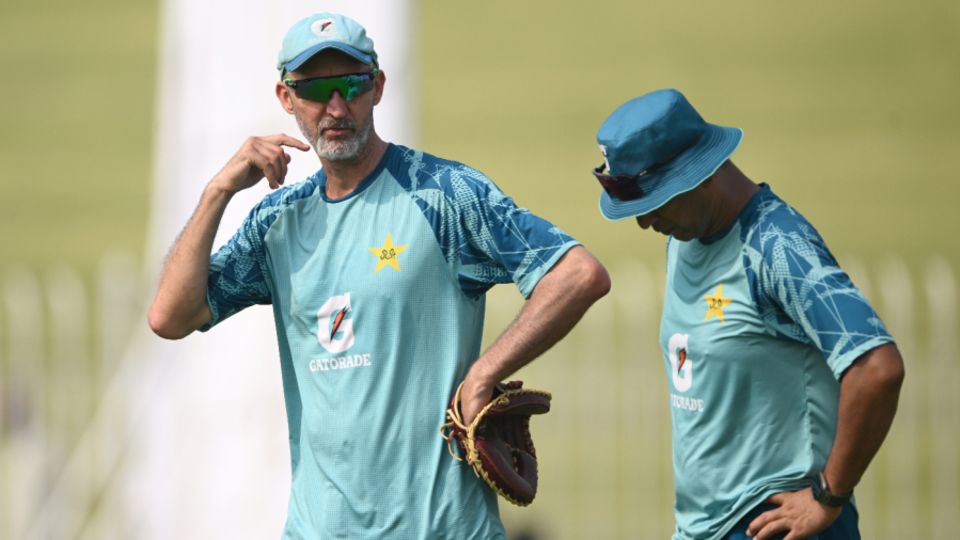 Jason Gillespie chats to Azhar Mahmood ahead of the third Test