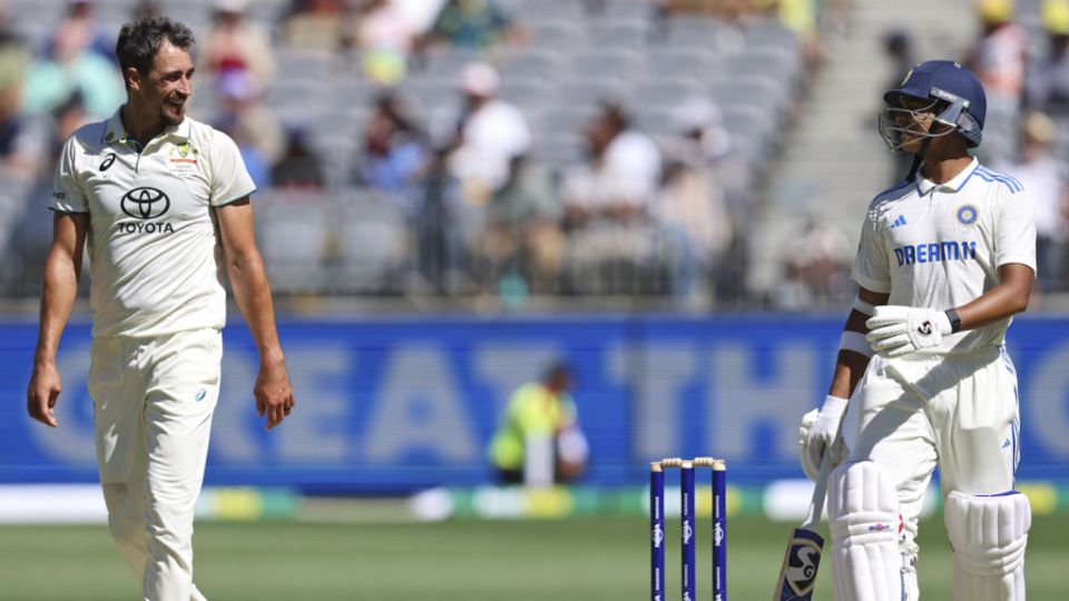 Yashasvi Jaiswal saw off an engaging new-ball challenge against Mitchell Starc