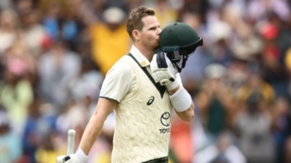 Steven Smith kisses his helmet after No. 34