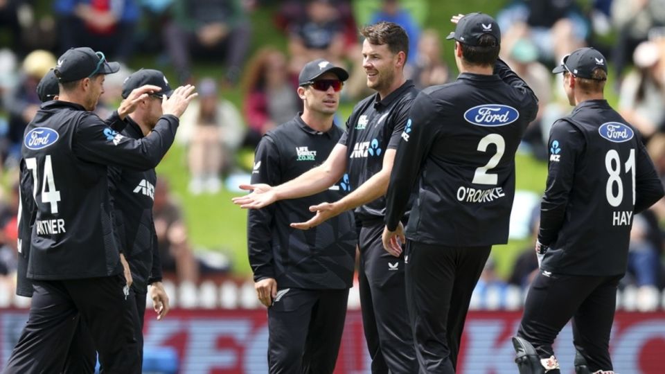 Jacob Duffy knocked over Kusal Mendis in the first powerplay