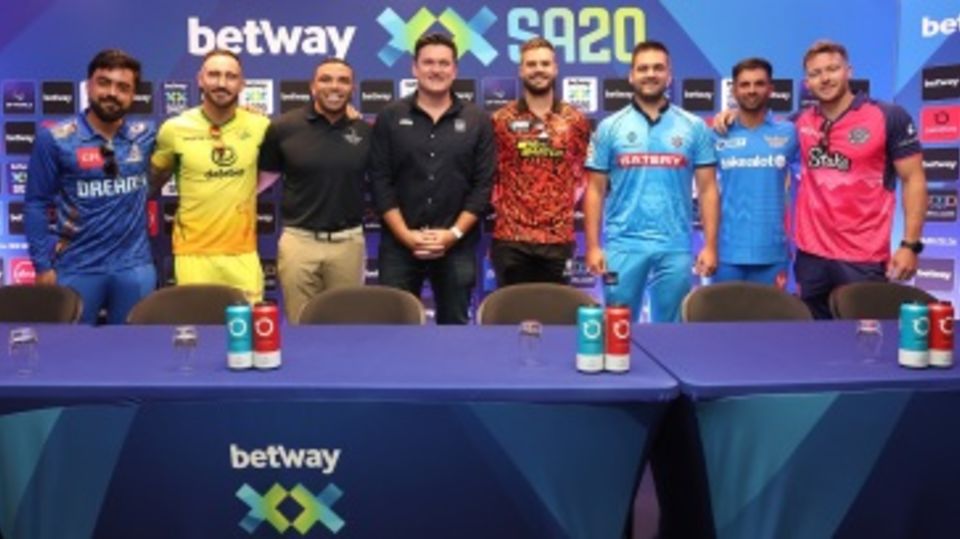 Rashid Khan, Faf du Plessis, Aiden Markram, Rilee Rossouw, Keshav Maharaj and David Miller pose with SA20 league commissioner Graeme Smith