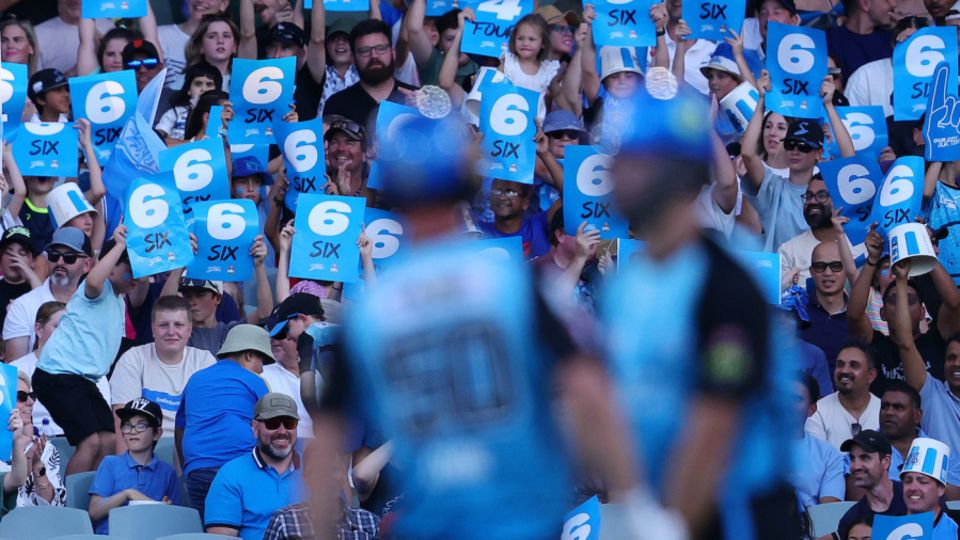 Matt Short and Chris Lynn turn the crowd into umpires