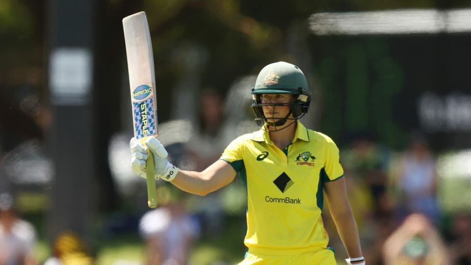 Ellyse Perry brought up her half-century with back-to-back boundaries