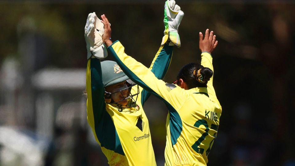 Alana King celebrates with Alyssa Healy