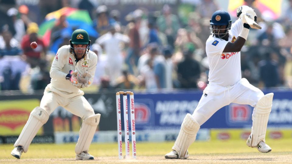 Angelo Mathews tried to hold Sri Lanka together