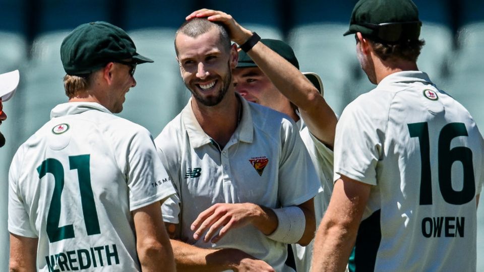 Kieran Elliott continued his stunning form with six wickets