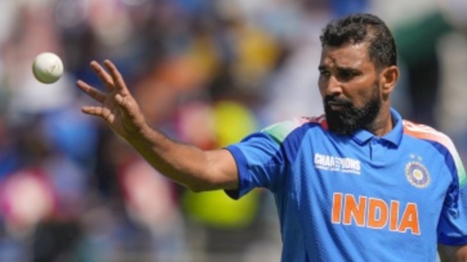 Mohammed Shami got the new ball to move