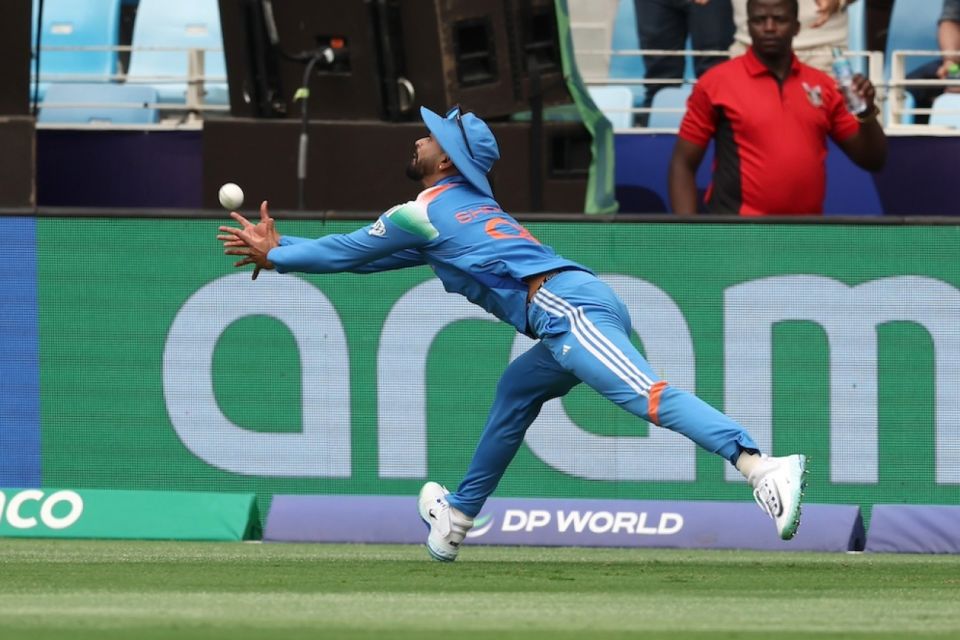 Shreyas Iyer couldn't latch on to this chance from Rachin Ravindra