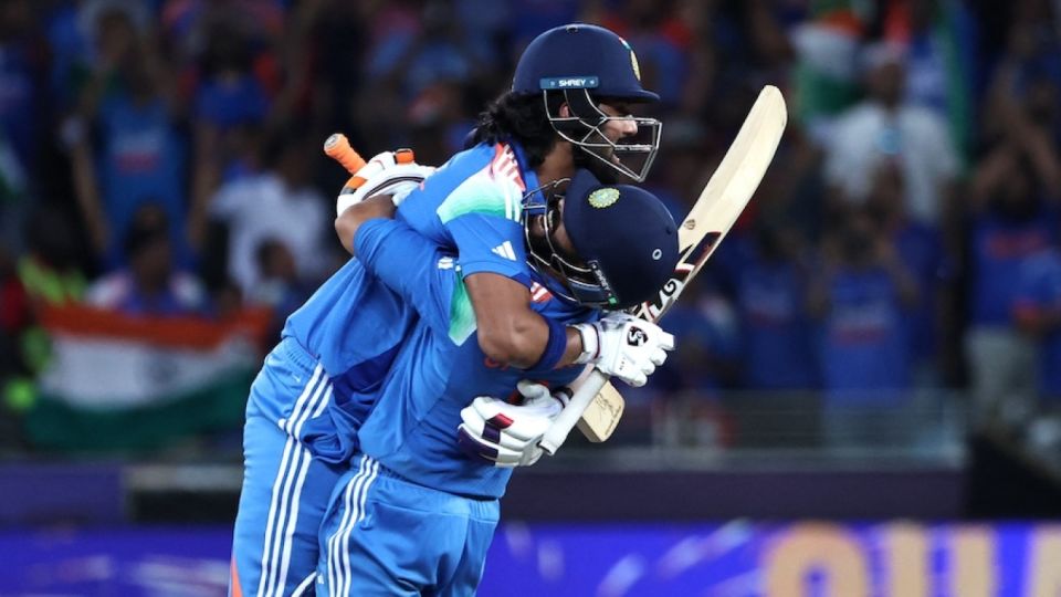KL Rahul and Ravindra Jadeja hug after the victory