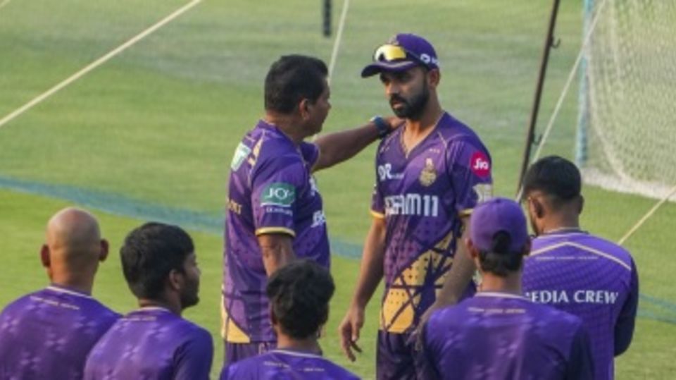 Coach Chandrakant Pandit has a chat with captain Ajinkya Rahane