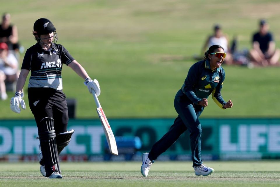 Alana King made the big breakthrough early on when she sent back Suzie Bates