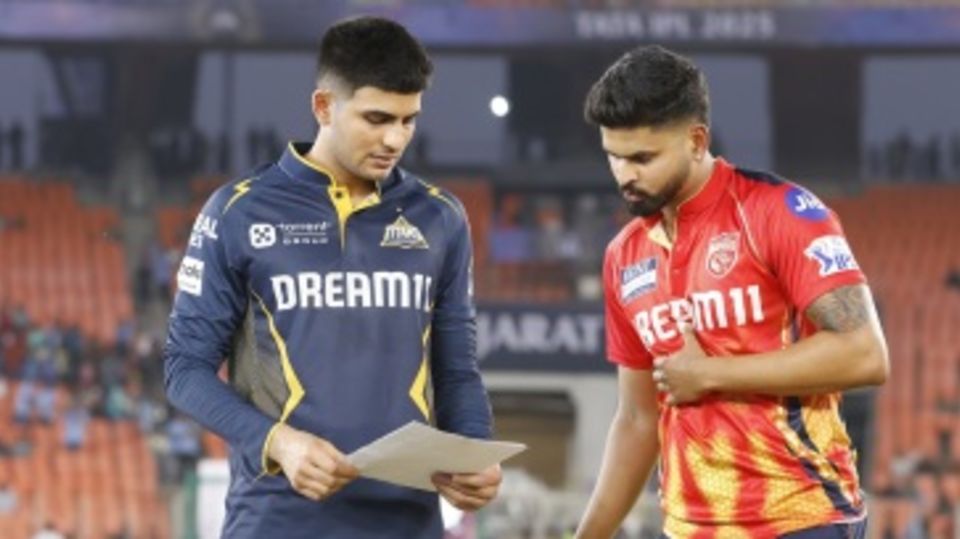 Shreyas Iyer and Shubman Gill have a look at each other's teams