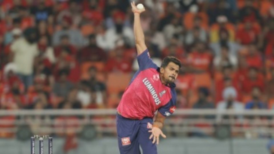 Maheesh Theekshana finished with 2 for 26