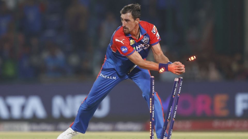 Mitchell Starc takes the bails off to catch Yashasvi Jaiswal short