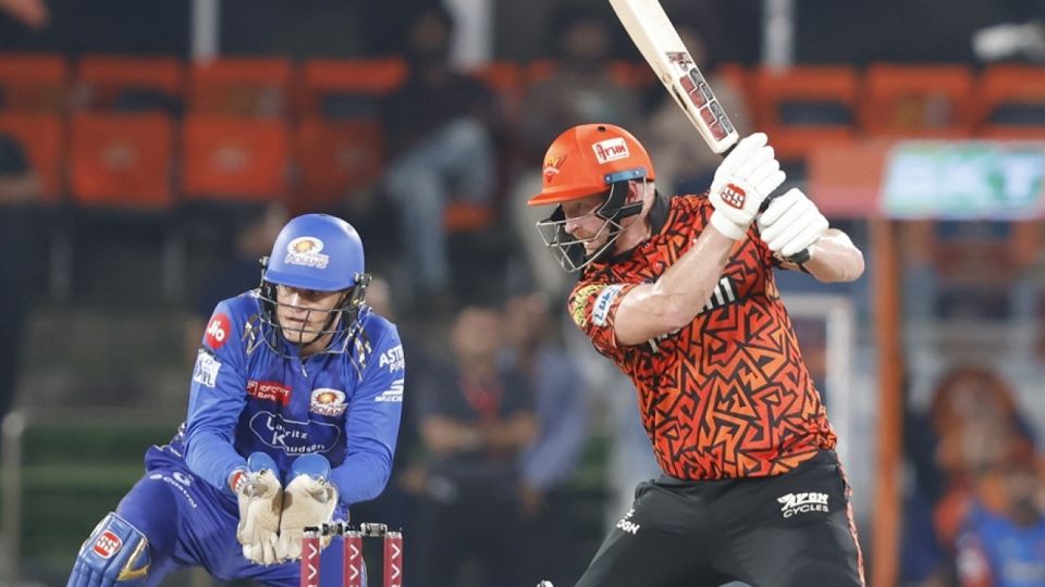 Heinrich Klaasen cuts the ball