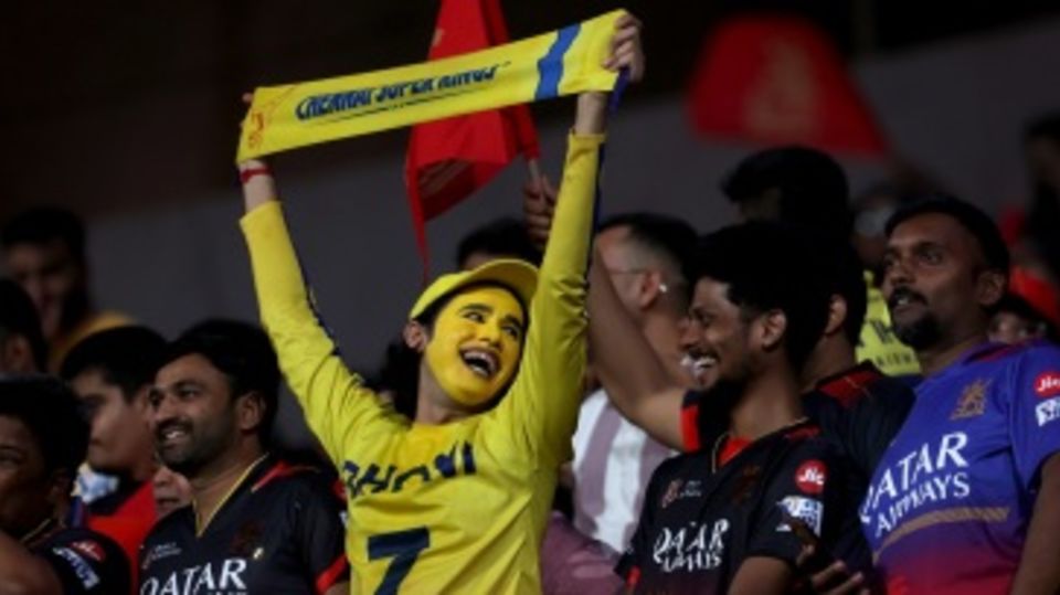 It's all friendly in the stands between CSK and RCB supporters