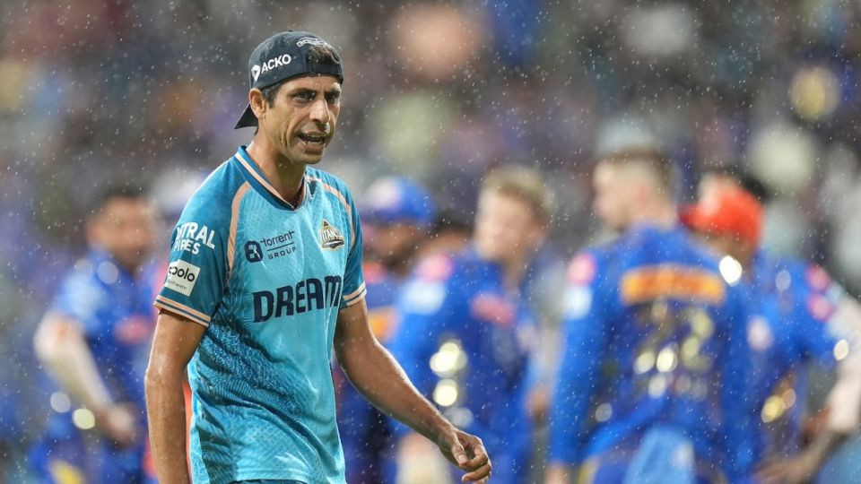 Ashish Nehra doesn't seem to mind the rain