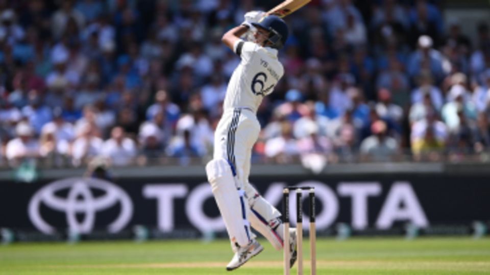 Yashasvi Jaiswal cuts for four to bring up his half-century