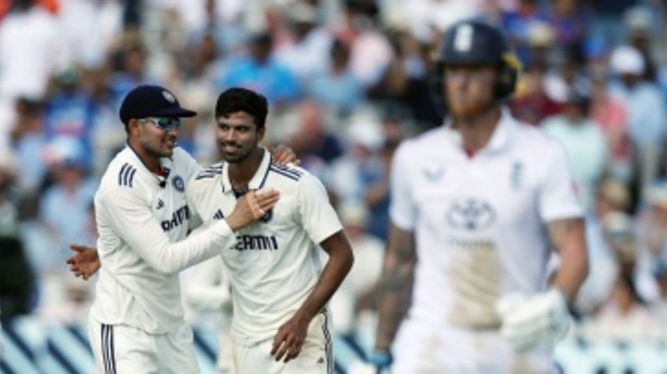 Washington Sundar celebrates Ben Stokes' wicket with Shubman Gill