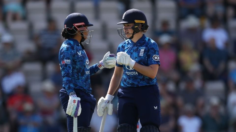 Sophia Dunkley and Alice Davidson-Richards put on a 106-run stand