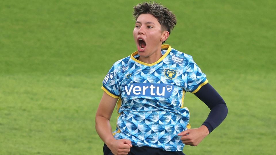 Issy Wong struck twice in as many balls in her opening over