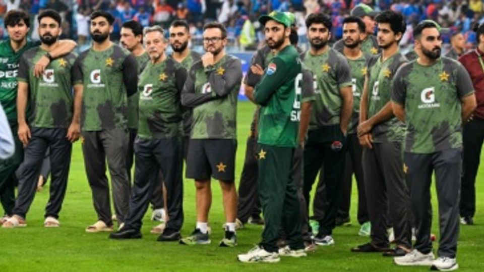 A dejected Pakistan side after the loss in the final