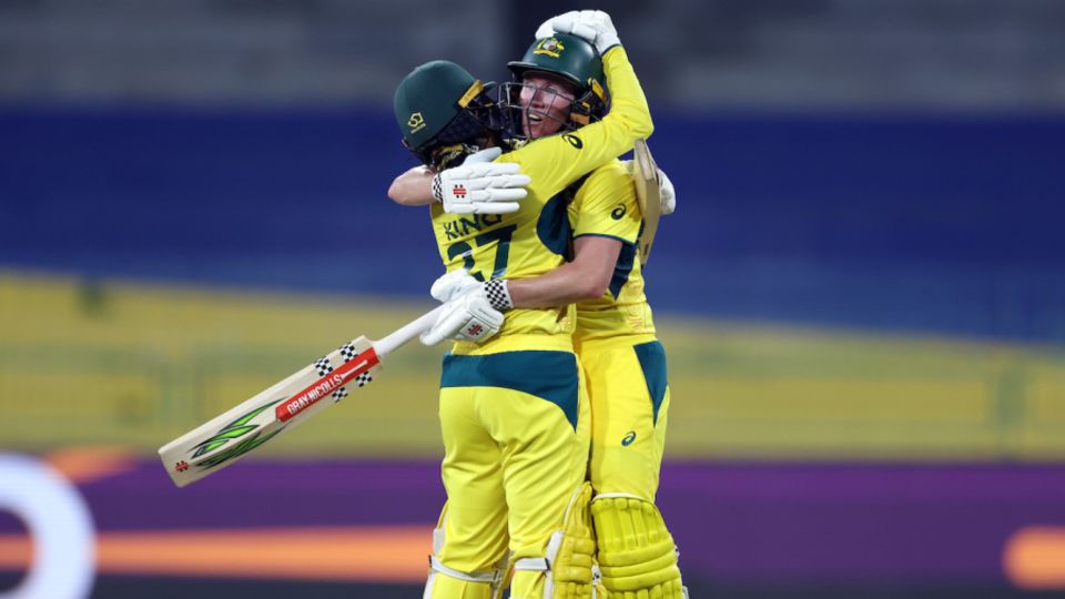 Alana King and Beth Mooney added 106 off 97 balls for the ninth wicket