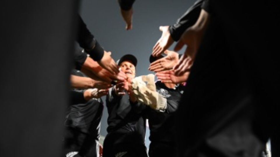 Suzie Bates in New Zealand's huddle