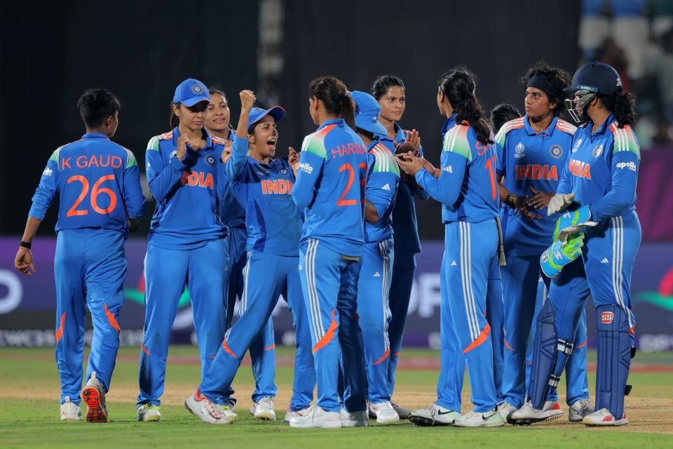 Both Harmanpreet Kaur and Amol Muzumdar felt India did not finish well with the ball