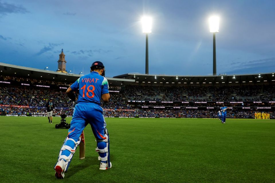 Virat Kohli walks out to bat in front of a packed SCG