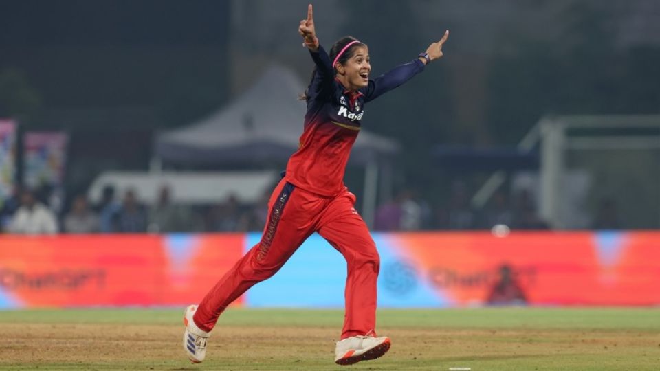Shreyanka Patil finished with 5 for 23