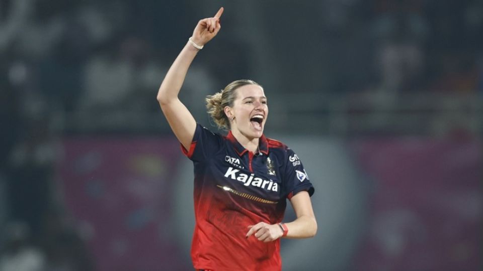 Lauren Bell has signed with Sydney Thunder