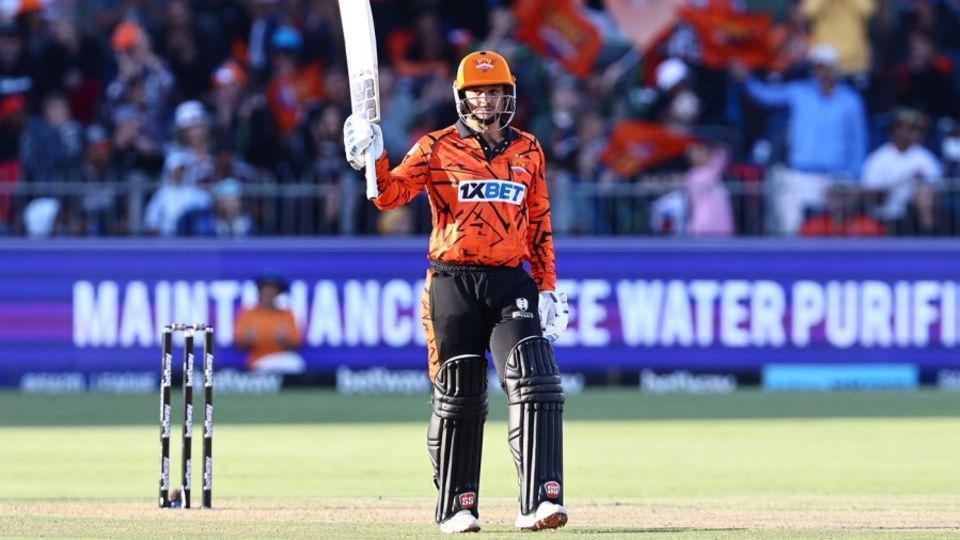 Quinton de Kock celebrates his half-century