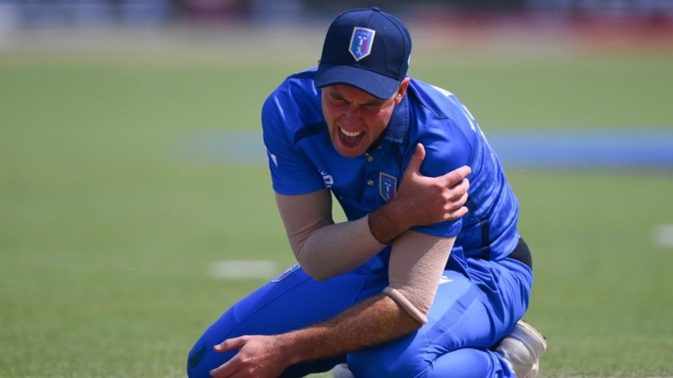 Wayne Madsen hurt his shoulder while fielding at Eden Gardens