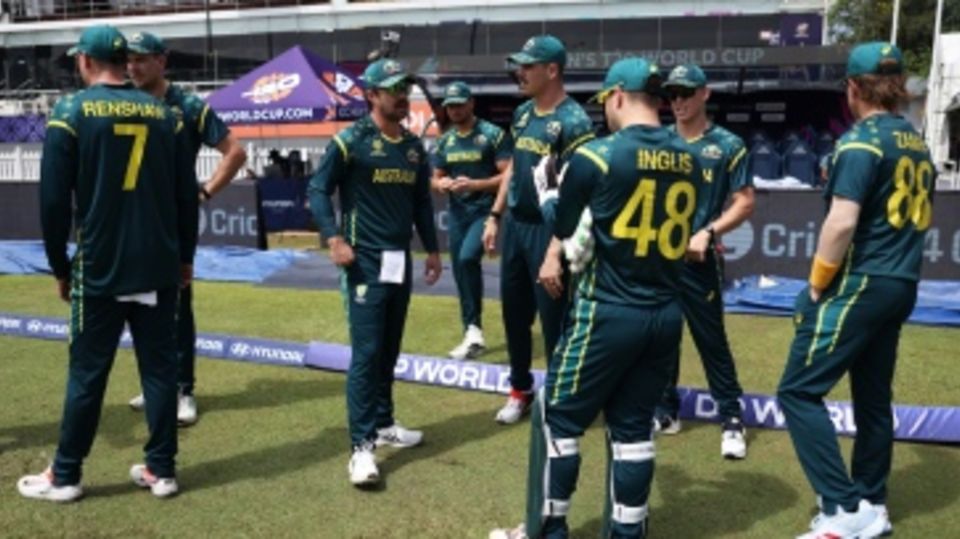 Travis Head has a few words with his team-mates before the start of the match