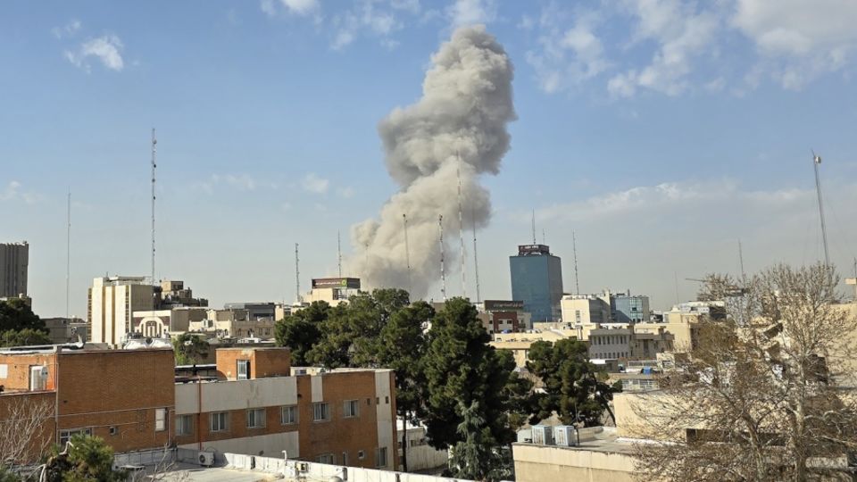 A plume of smoke in Tehran after the onset of missile strikes on Saturday between the USA, Israel and Iran