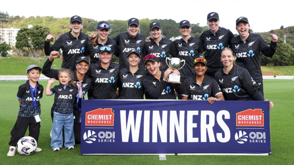 Amelia Kerr holds the series trophy aloft
