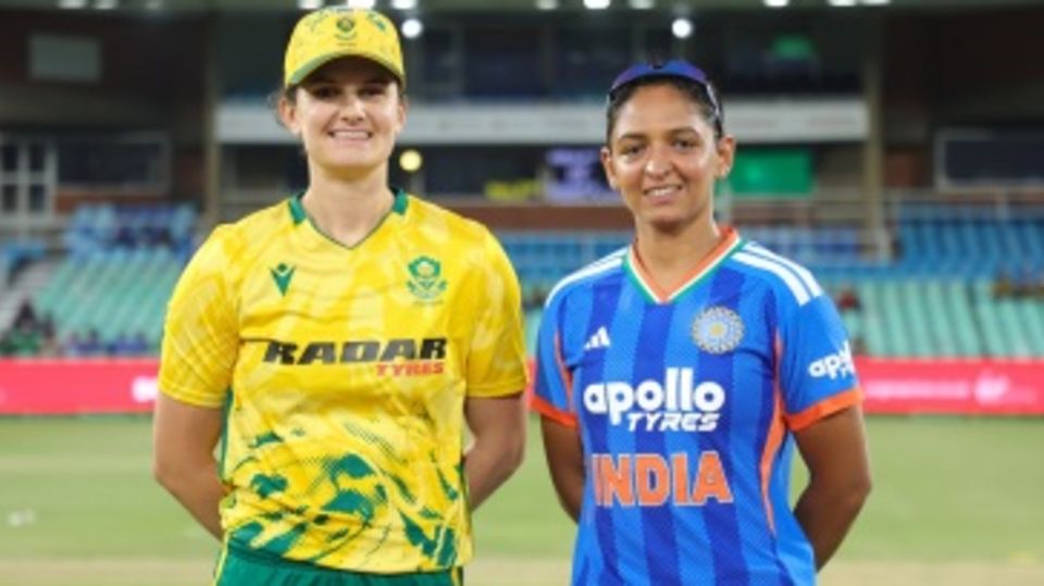 South Africa captain Laura Wolvaardt and India captain Harmanpreet Kaur at the toss