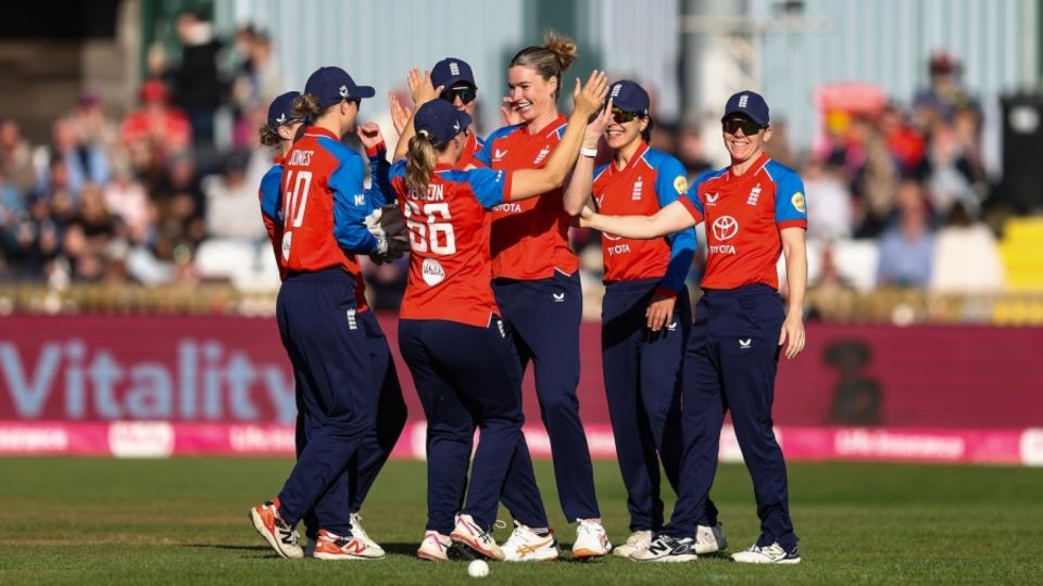 Lauren Bell removed Georgia Plimmer with the first ball of the match