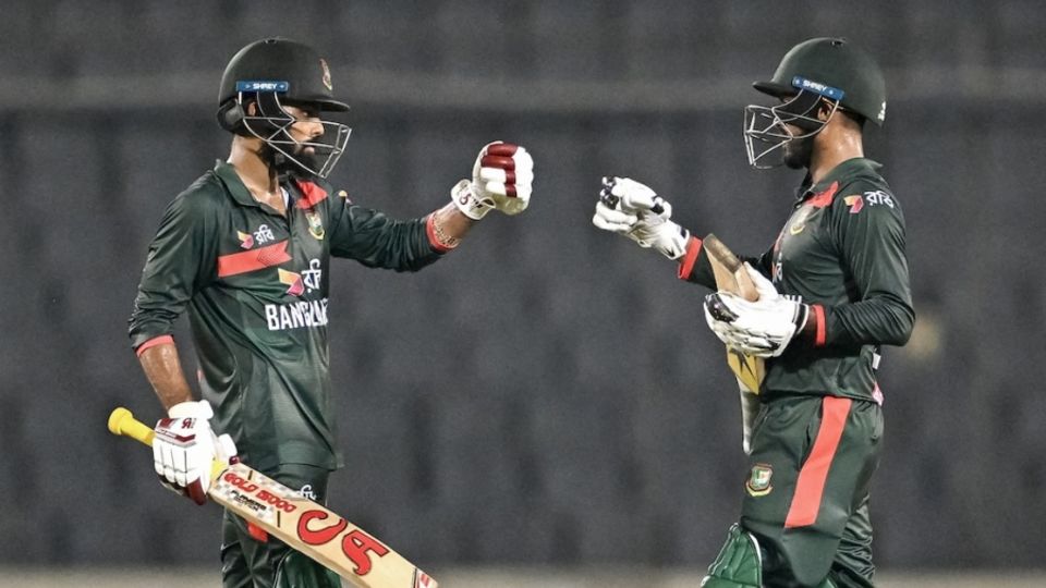 Mehidy Hasan Miraz (right) hit the winning runs for Bangladesh