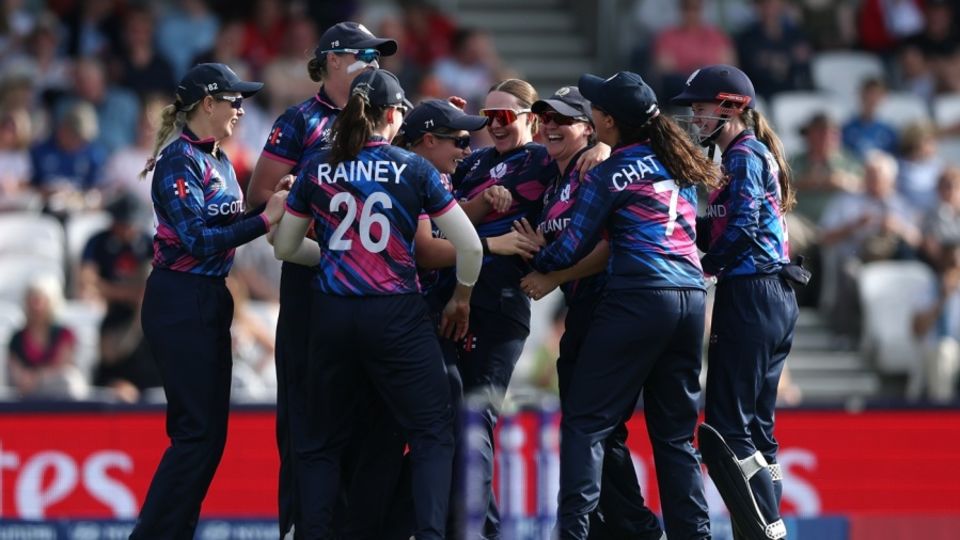 Kirstie Gordon struck with the first ball of the match