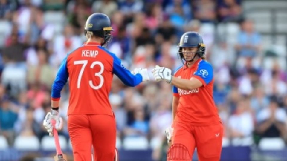 Dani Gibson and Freya Camp put on a 61-run stand from just 21 balls