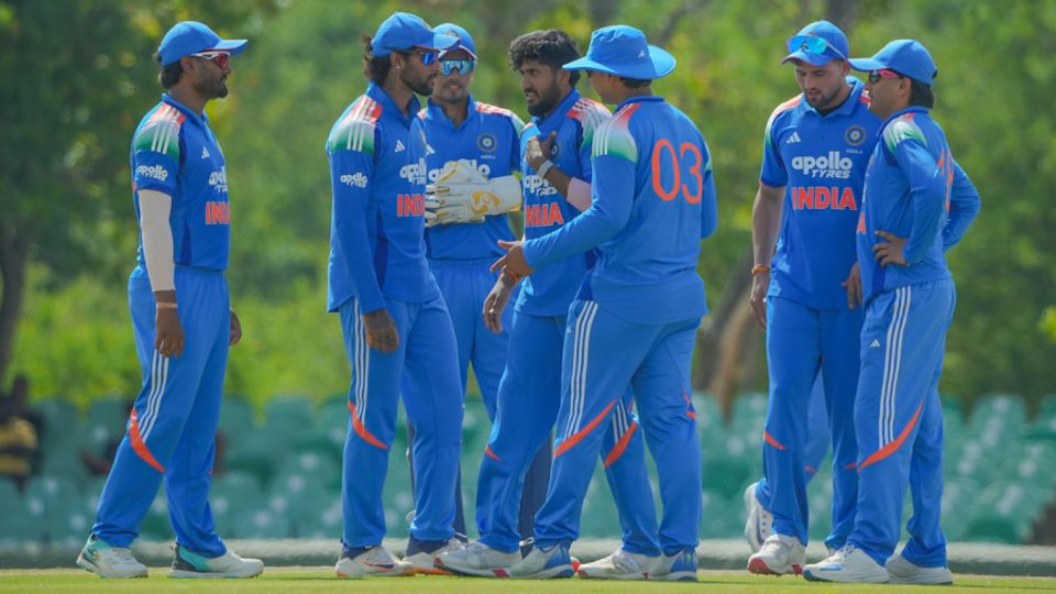 Yash Thakur took three wickets in the first ten overs