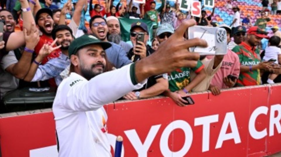 Mehidy Hasan Miraz pleases the fans with a selfie
