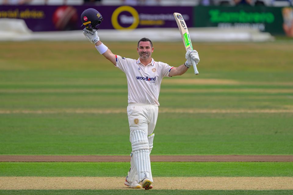 Dean Elgar celebrates reaching his hundred